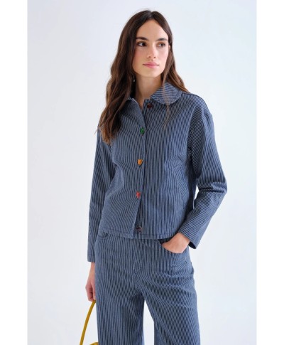 Chaqueta vaquera con rayas azul y detalles de corazón multicolor