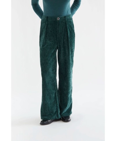 Pantalón aterciopelado verde oscuro con botón joya