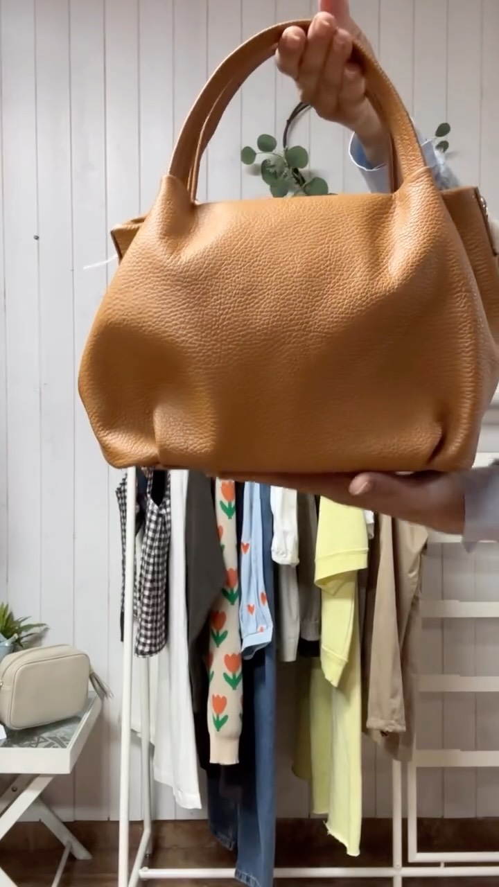 ✨ Looks perfectos para Semana Santa ✨
Comodidad, estilo y versatilidad para estos días de vacaciones…

Outfits ideales para pasear, viajar o salir a comer sin complicarte:
🌿 Prendas ligeras
🌿 Colores fáciles de combinar
🌿 Capas para el entretiempo
🌿 Mucho estilo con cero esfuerzo

¿Cuál es tu favorito? 👇
1️⃣ Casual cómodo
2️⃣ Más arreglado
3️⃣ Todoterreno para viajar

Te leo en comentarios 💬

📍 Disponible en tienda
📍 Sun & Moon Zaragoza

#semanasanta #looksemanasanta #modamujer #zaragoza