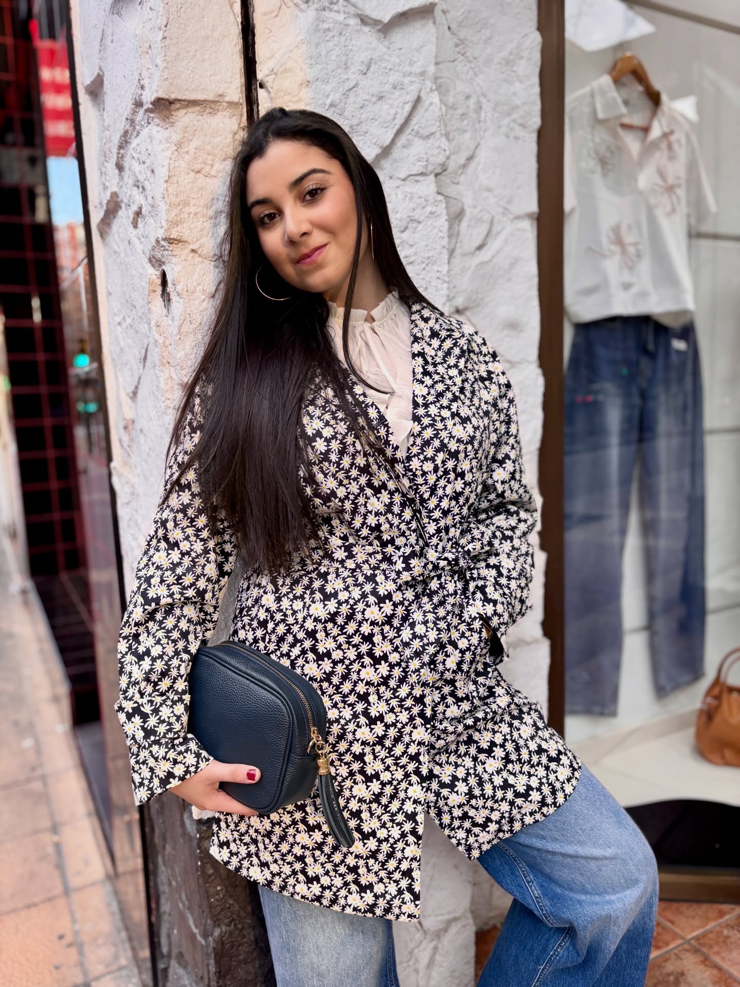 ✨ 3 looks, mil posibilidades ✨

Tres formas de llevar un mismo estilo esta primavera:
🌸Look 1: gabardina margaritas +blusa romántica → femenino y favorecedor
🤍Look 2: chaleco + pañuelo → sencillo pero con personalidad
🖤 Look 3: versión más urbana con chaqueta marino +chaleco vichy→ ideal para el día a día

Comodidad, estilo y prendas fáciles de combinar que vas a usar muchísimo.

¿Cuál te gusta más?
1️⃣ / 2️⃣ / 3️⃣
Te leo 👇

Disponible en tienda
📍 Zaragoza – Sun & Moon

#sunandmoon #zaragoza #tiendaderopa #modamujer