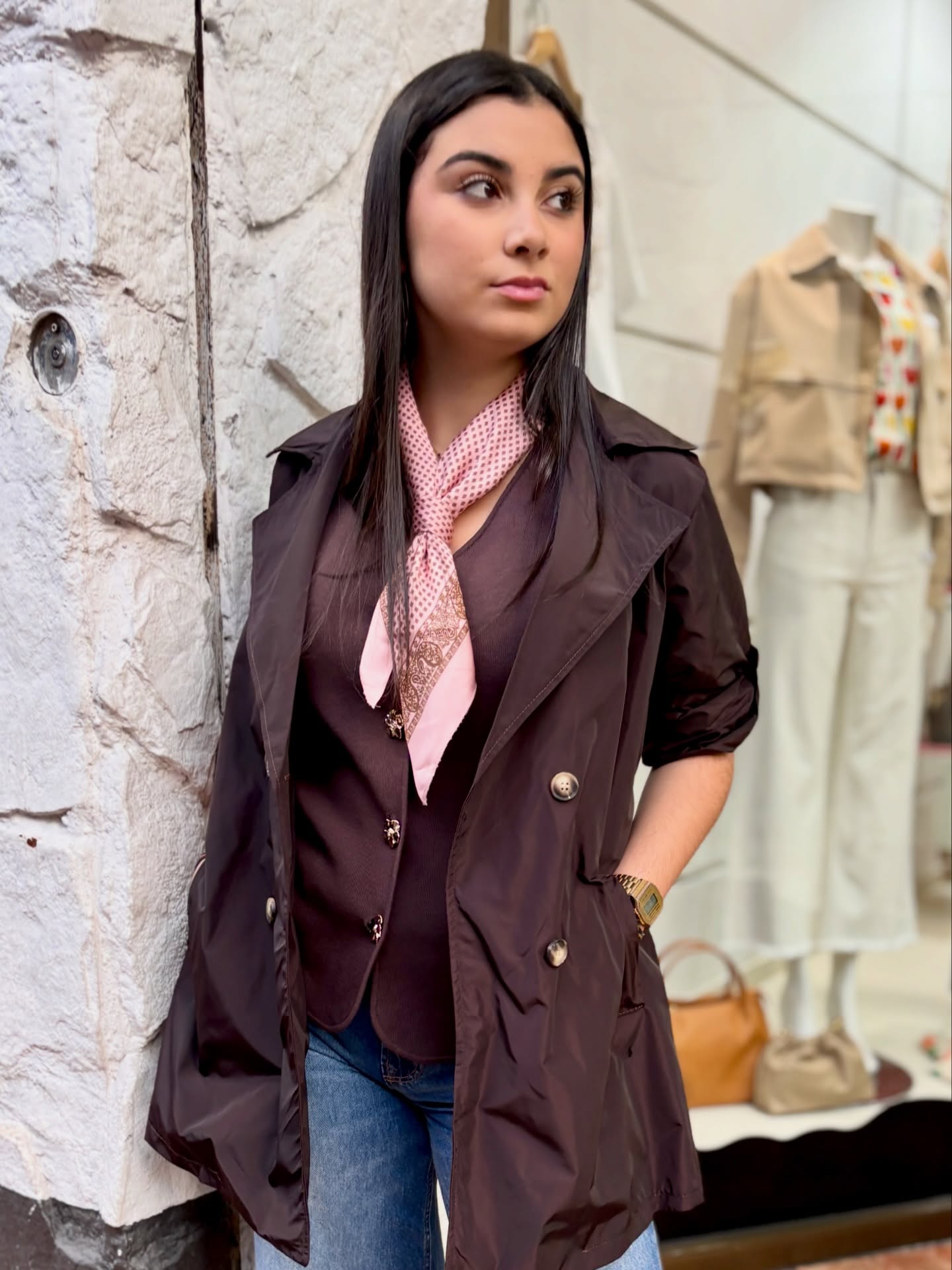 🤎✨ Tonos chocolate que siempre funcionan.

Un look cómodo y con estilo para el día a día: chaleco en punto, denim relajado y pañuelo que aporta ese toque especial.
Lo completamos con un cortavientos ligero, perfecto para los cambios de temperatura de primavera.

Fácil, versátil y muy favorecedor.

¿Tú cómo lo prefieres?
¿Con cortavientos o solo el chaleco? 👇

#sunmoonzaragoza #lookprimavera #nuevacoleccion #modamujer