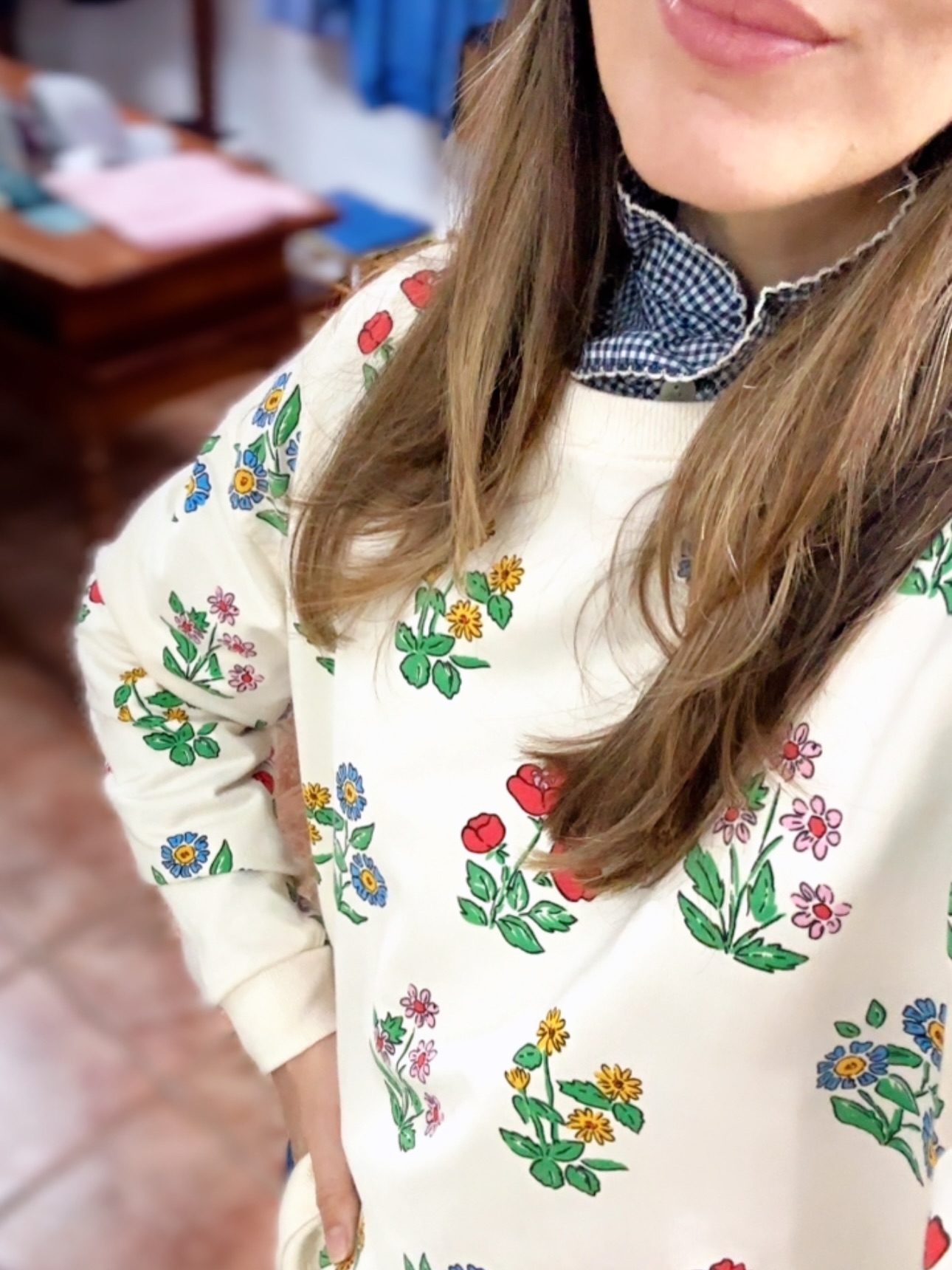 ✨ Look perfecto para Semana Santa ✨

Aquí tenéis una opción cómoda pero con rollazo para estos días 👌🏼
Sudadera de flores (ideal para dar ese toque especial 🌸) + vaquero recto que sienta de maravilla +camisa Vichy ….y lista para todo 💙

Un look fácil, favorecedor y perfecto para viajar, pasear o salir a comer sin complicarte 😉

Yo soy muy fan de este tipo de outfits… ¿y vosotras?
¿Sois más de sudadera o de look más arreglado para estos días? 👇🏼

—

#looksemantasanta #outfitdiario #modamujer #lookcasual