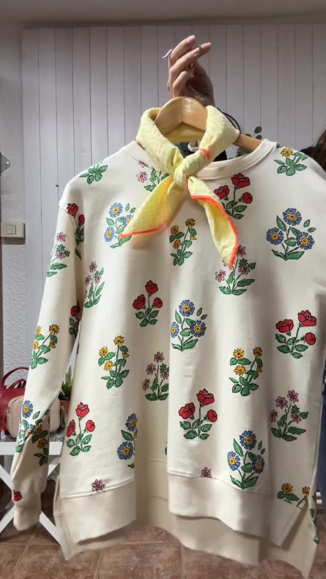 ⸻

✨ Semana Santa = looks cómodos pero con estilo ✨

Planes improvisados, paseos, comidas… y outfits que te salvan el día 😉

🌸 Sudadera de flores para dar ese toque especial con pantalón y cazadora cazadora marrón
👖 jersey amarillo con camisa flores ,vaqueros y cazadora ante
⚓ Sudadera de rayas + abriguito marino = clásico que nunca falla
❤️ camisas estampada súper favorecedora con pantalon blanco y parka roja.

¿Con cuál te quedas? 👇🏼

#lookssemansanta #outfitprimavera #modamujer #lookcasual