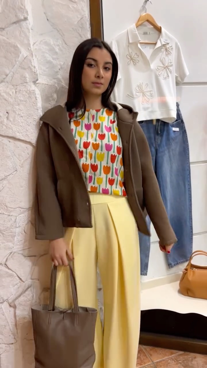 ✨ Un pantalón, dos estilos ✨

Nos encanta cuando una prenda tiene mil posibilidades.

💛 Con chaqueta denim → más casual y fresco.
🤎 Con chaqueta chocolate y top estampado → más especial y con personalidad.

Dos maneras de llevar el mismo pantalón…

¿Cuál te gusta más?
1️⃣ Denim
2️⃣ Chocolate 👀

Te leo en comentarios 🤍

📍 Sun & Moon Zaragoza

#sunmoonzaragoza #lookdeldia #outfitideas