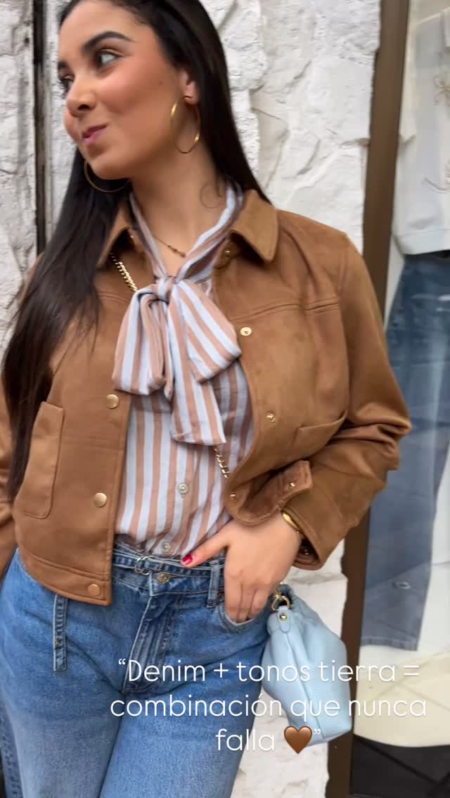 ✨ El look perfecto para los días de entretiempo ✨

Denim + tonos tierra + una blusa con lazada que eleva todo el conjunto 🤎

Un outfit cómodo, estiloso y fácil de llevar tanto para el día a día como para una comida especial.

En Sun & Moon Zaragoza nos encantan estos looks que combinan básico + especial 💫

#sunandmoonzaragoza #lookdeldía #outfitprimavera #modamujer #estilodiario