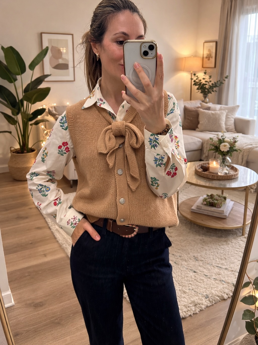 ✨ Una camisa, dos maneras de llevarla 🤍

Con chaleco de punto en camel para un look más especial…

¿Tú de qué equipo eres?

🤎 Camisa POR DENTRO marcando cintura
🤍 Camisa POR FUERA más relajada

Disponible en tienda
📍Sun & Moon Zaragoza

#SunAndMoonZaragoza #LookDelDía #ModaMujer #EstiloConPersonalidad #OutfitIdeas ZaragozaModa

“Yo hoy no sabría con cuál quedarme…”