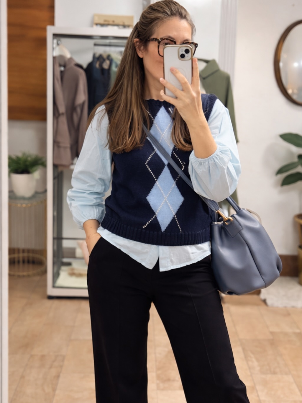 Traje en azul oscuro combinado con camisa azul cielo y chaleco de rombos en marino y azul suave ✨
Un look cómodo, elegante y con ese aire preppy que estiliza y rejuvenece muchísimo.

Ideal para:
✔️ Ir a trabajar
✔️ Una comida especial
✔️ Una reunión

💬 Dime… ¿cómo lo llevarías tú?
1️⃣ Solo con camisa
2️⃣ Con chaleco

Te leo 👇💙

📍Disponible en tienda en Zaragoza
Escríbenos por DM para tallas y reservas.

#SunAndMoonZaragoza #ModaMujerZaragoza #LookDelDia