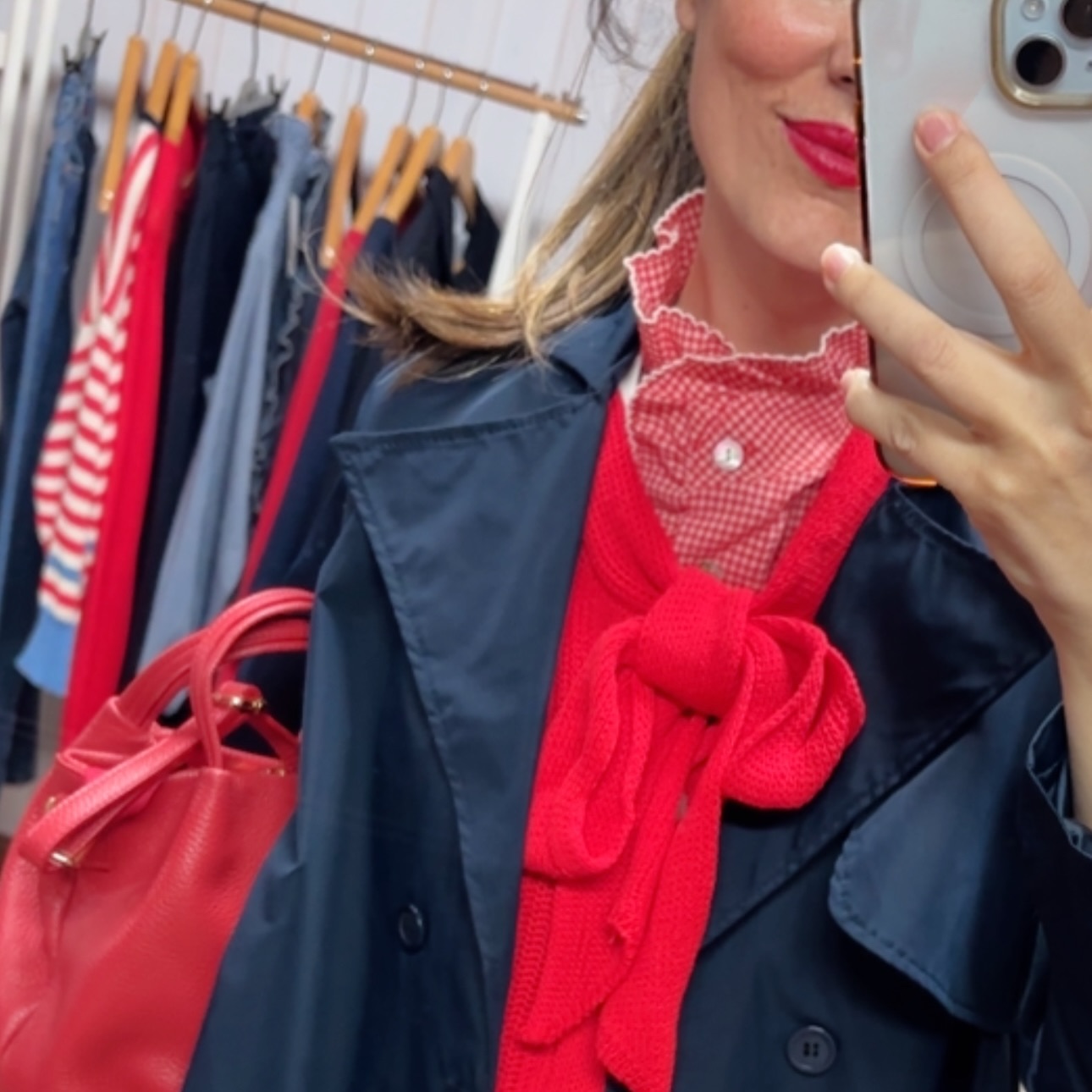 Valentine’s Day outfit inspo ❤️✨

El rojo no es solo un color… es actitud.

Cárdigan protagonista
Camisa vichy con cuello especial
Traje azul muy oscuro 
Gabardina azul marino para equilibrar
Y bolso rojo para terminar de brillar ❤️

Un look perfecto para:
🌹 una cena especial
🥂 una cita improvisada
✨ o simplemente para sentirte guapa porque sí

Este San Valentín…
¿te arreglas para alguien o para ti? 👀❤️

📍 Sun & Moon – Zaragoza
Desde el año 2000 vistiendo a mujeres reales.

#ValentinesDayOutfit
#OutfitInspo
#LookSanValentín
#ModaMujer
EstiloConActitud
SunAndMoonZaragoza
ZaragozaModa
ComercioLocalZaragoza
MujerConEstilo
