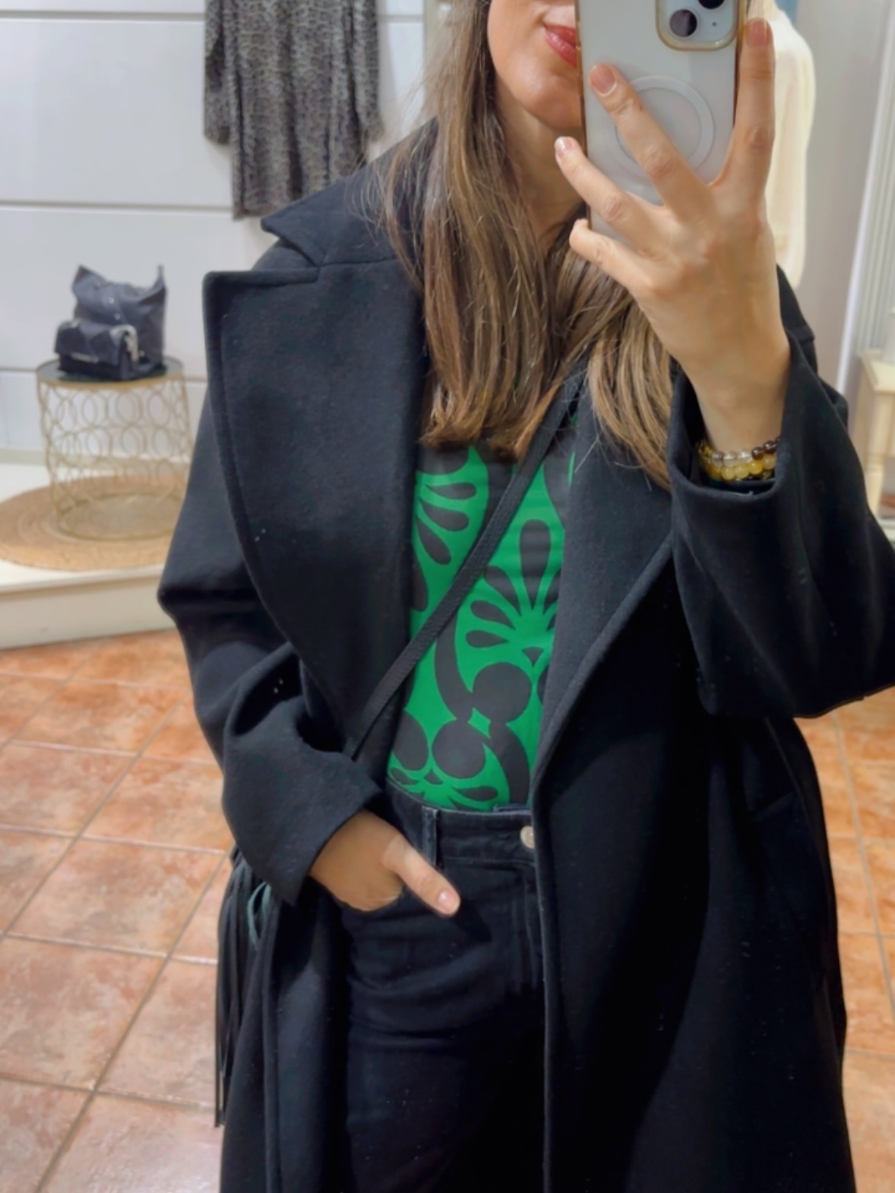 Esta semana os traigo tres prendas que están siendo un éxito en tienda porque son calentitas, favorecen muchísimo y combinan con todo.
Si te apetece renovar tus looks de invierno sin complicarte, aquí van tus nuevas favoritas 🖤💚

1️⃣ Abrigo de paño largo negro
Ese básico que te viste en un segundo. Elegante, suave y perfecto para el día a día. Un fondo de armario de los buenos.

2️⃣ Plumífero negro con pelo
Ligero, muy calentito y con ese toque gustoso que encanta. Ideal para llevar con vaqueros, vestidos… ¡con todo!

3️⃣ Chaqueta en pata de gallo verde
Con personalidad, muy suave y súper combinable. Un estampado que levanta cualquier outfit.

En SUN & MOON seguimos apostando por prendas cómodas, bonitas y fáciles de llevar.
💫 Te espero en tienda para que te las pruebes y encuentres la tuya.

#sunmoonzaragoza #tiendaropazaragoza #modamujerinvierno2025