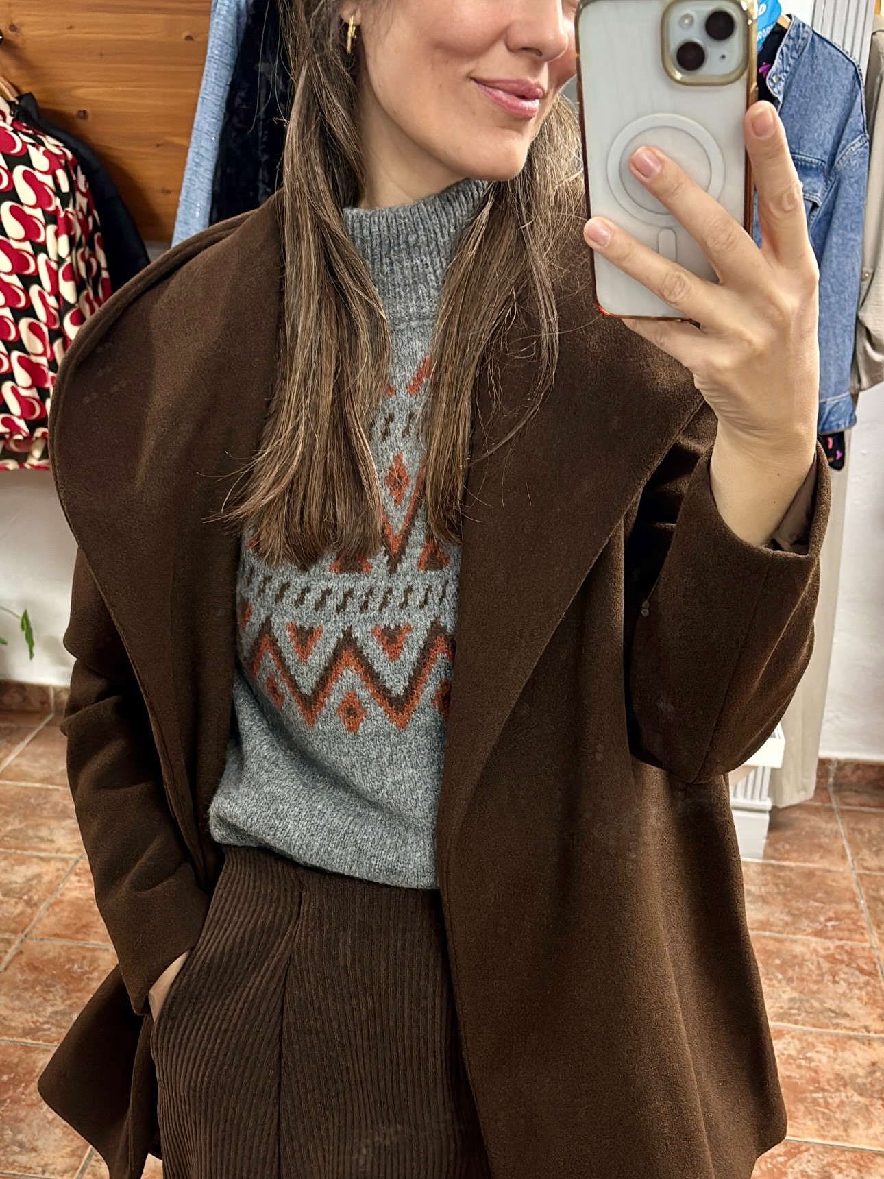 🍂 Un look calentito y con rollo para estos días fríos
Este jersey con dibujo jacquard es de esos que te pones y ya te ves súper favorecida. Suave, ligero y perfecto para combinar con pantalón ancho para ir cómoda pero con estilo 🤎

Ideal para diario, para trabajar, para pasear… ¡queda bien con TODO!
Disponible en SUN & MOON Zaragoza ✨

#sunmoonzaragoza #looksunmoon #modamujerzaragoza