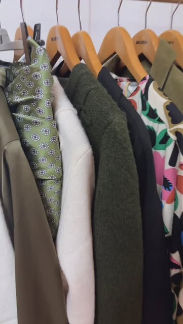 Looks de nueva temporada para mujer en Zaragoza 🍂
Tres combinaciones fáciles para empezar a estrenar: verde oliva con denim, vestido estampado y verde oliva con crudo.

Disponibles en Sun & Moon, Avenida Madrid 235, Zaragoza.

«¿Con cuál te quedas: 1, 2 o 3? Te leo en comentarios 👇🏼»

#SunAndMoonZaragoza #ModaZaragoza #NuevaTemporada LooksDeOtoño ModaMuje